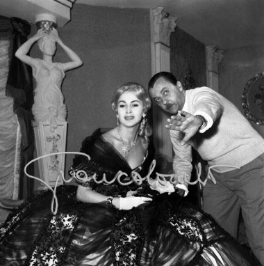 Eleonora Rossi Drago e Guglielmo Morandi, atrice e regista di ''Padri e Figli'' negli studi RAI di Milano, 1958