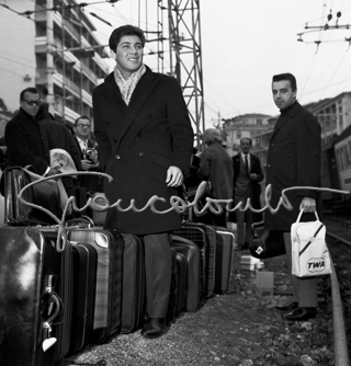 Paul Anka al suo arrivo alla stazione di Sanremo. Festival di Sanremo, 1964.