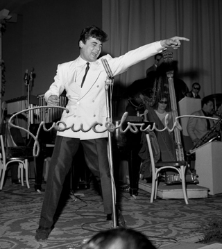 Little Tony canta '24mila baci'. Festival di Sanremo, 1961.