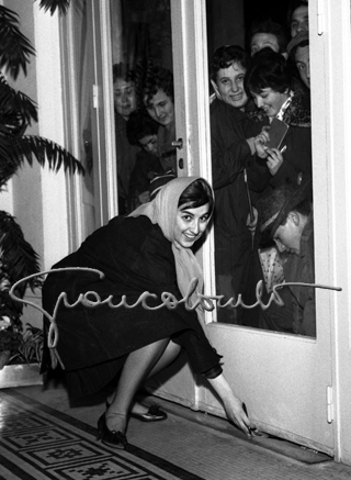 Mina riceve i messaggi dei fans. Festival di Sanremo, 1960.